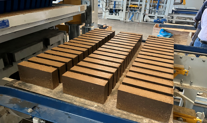 La macchina per la produzione di mattoni completamente automatica ZN1500 consente al cliente della Cina orientale di utilizzare le risorse dei fanghi